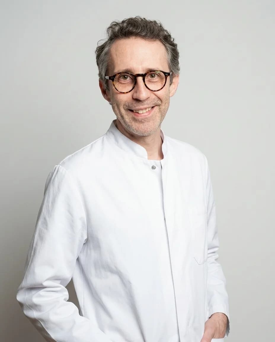 Exemple de portrait professionnel généré par IA pour un pharmacien en blouse d'officine
