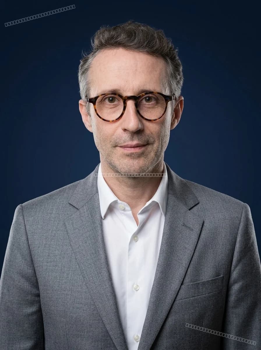 Portrait IA style bleu notarial — fond sobre, tenue formelle, compatible site notaires.fr