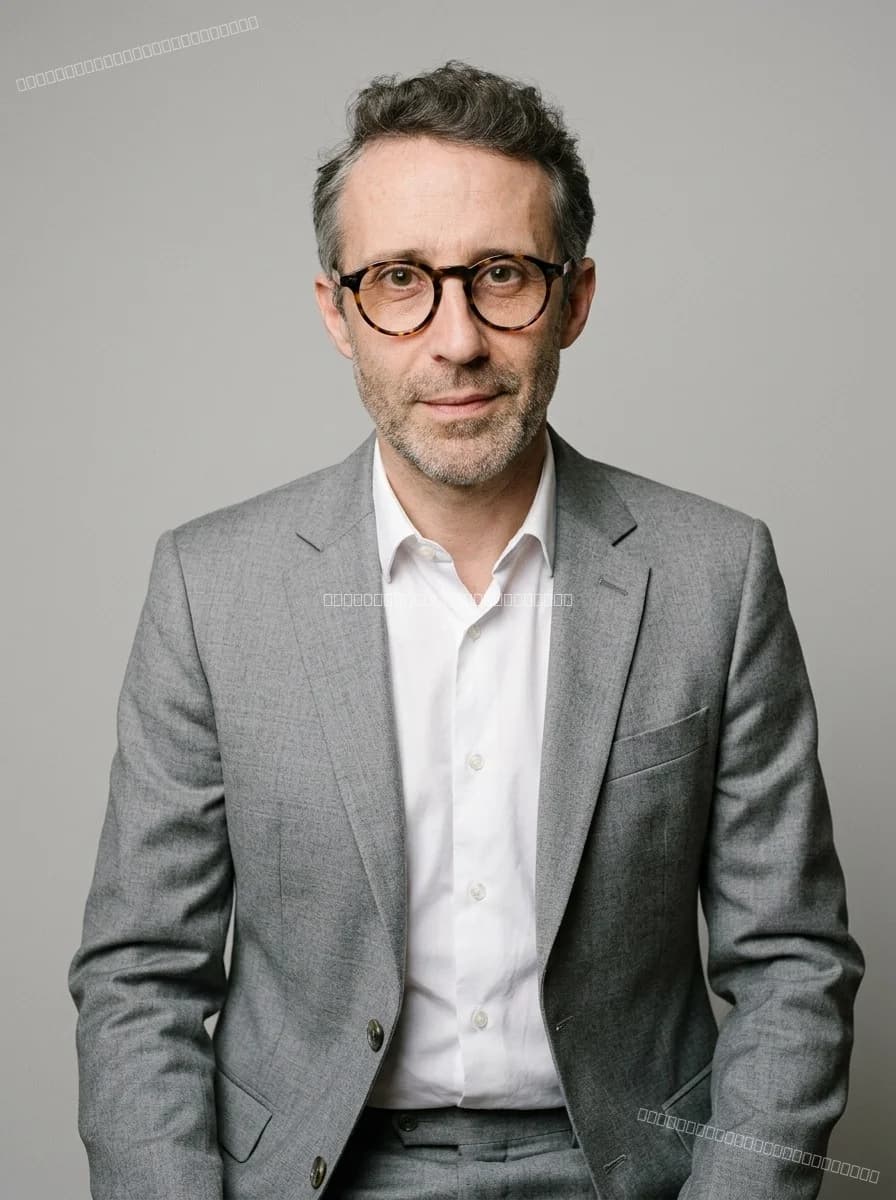 Portrait IA style institutionnel pour notaire — fond uni, éclairage studio, cadrage professionnel