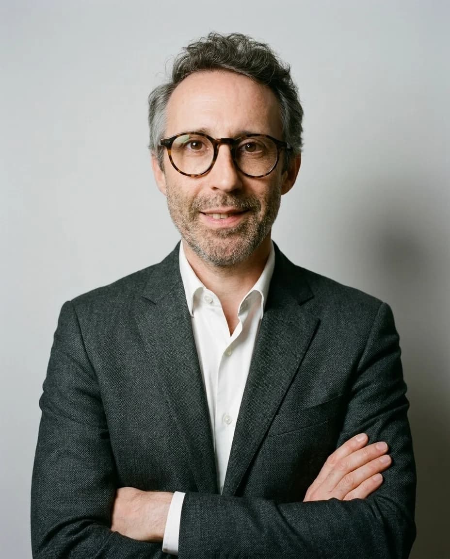 Portraits professionnels corporate livrés par direction artistique IA, résultat studio