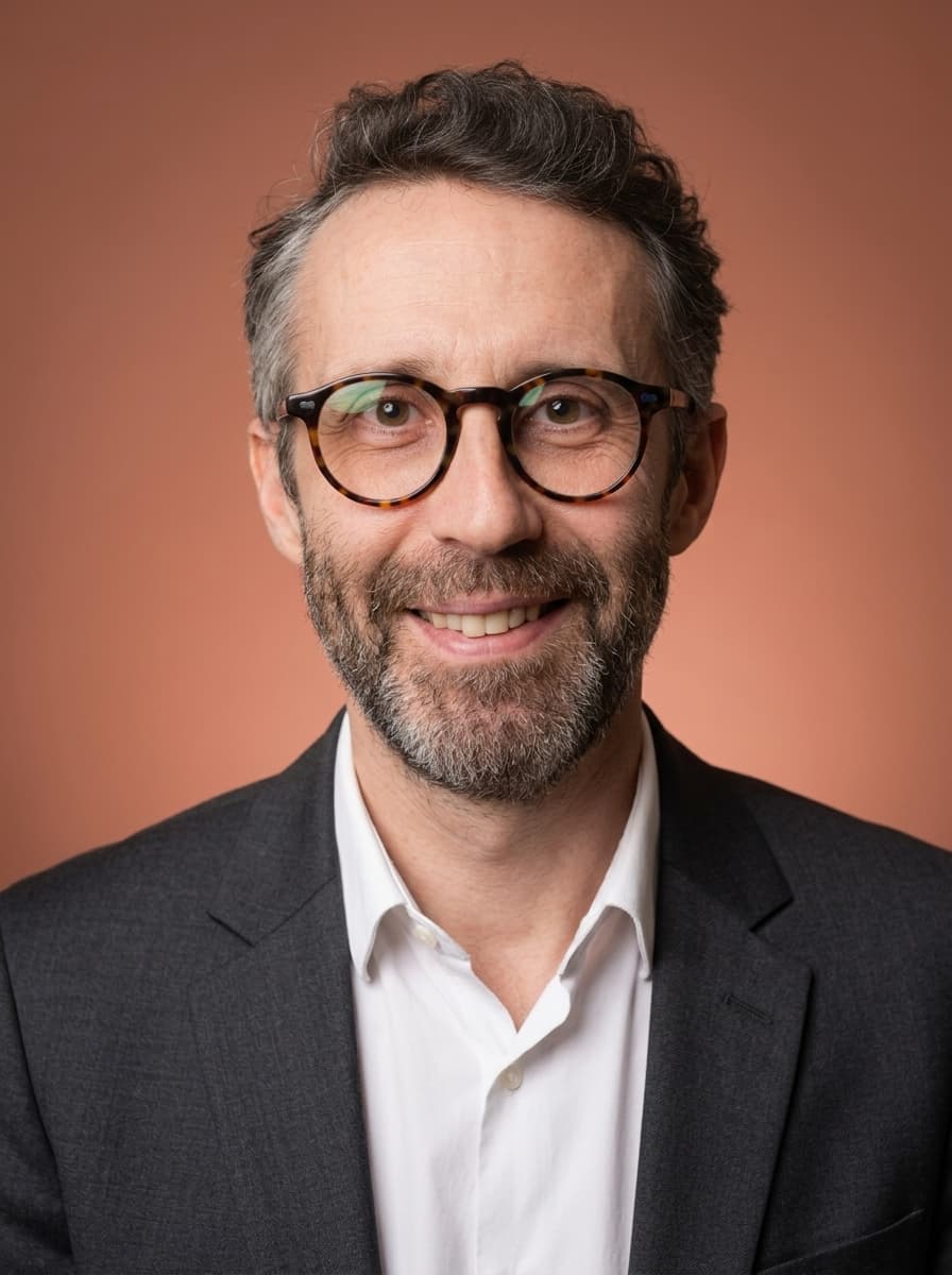 Portrait IA style chaleureux pour expert-comptable — sourire naturel, tenue business, fond neutre chaud