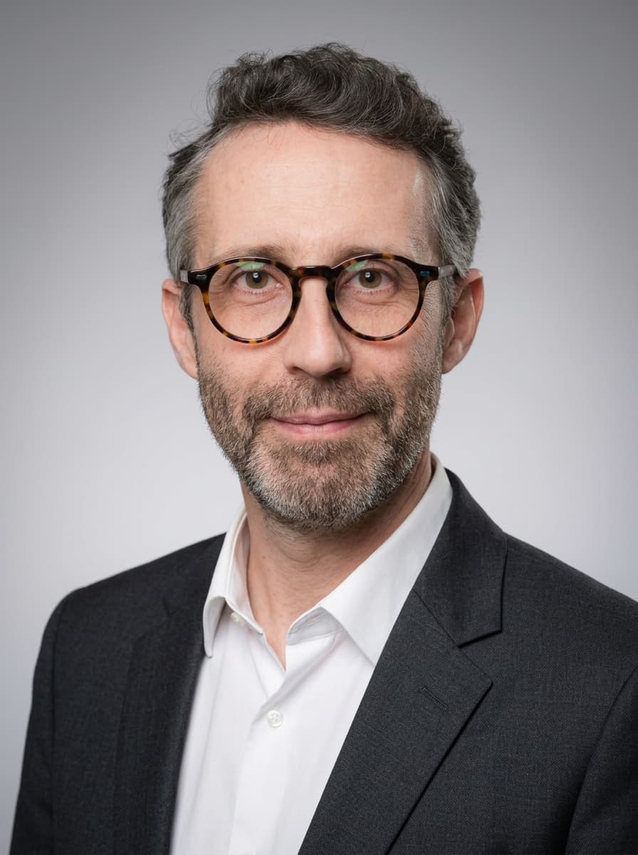 Portrait IA style classique pour expert-comptable — fond blanc studio, éclairage professionnel