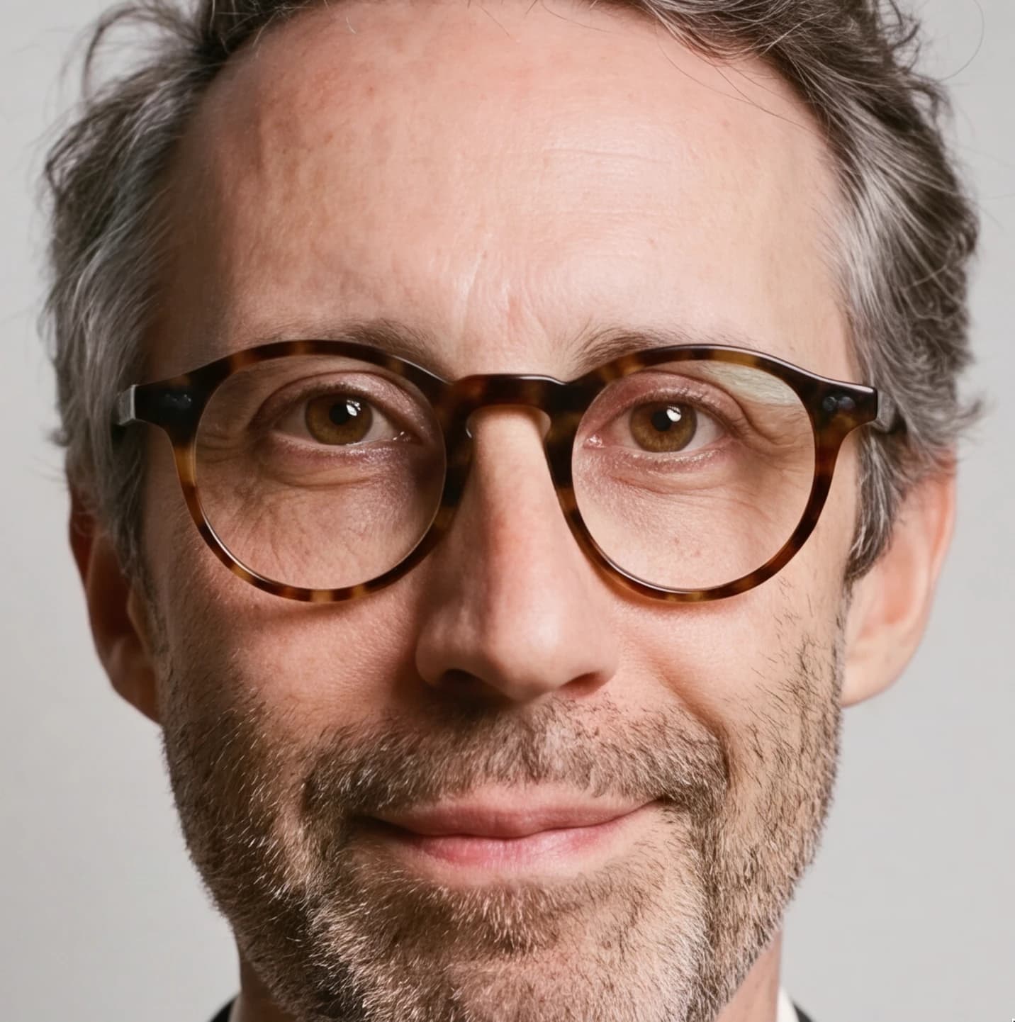 Gros plan macro d'un portrait dirigé en IA : pores, rides et poils de barbe visibles un par un, aucun lissage